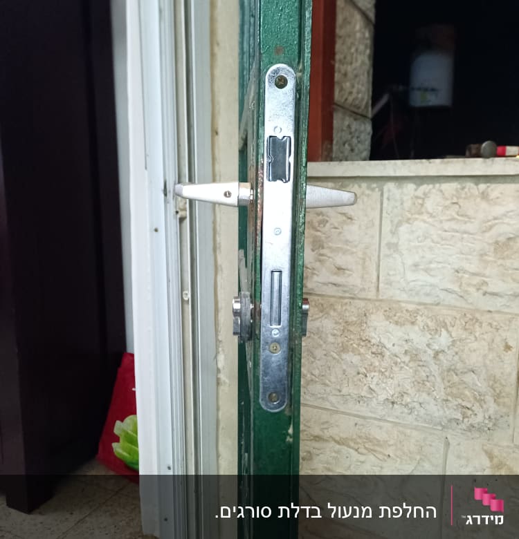 מנעול דלת מתכת עם ידית לבנה